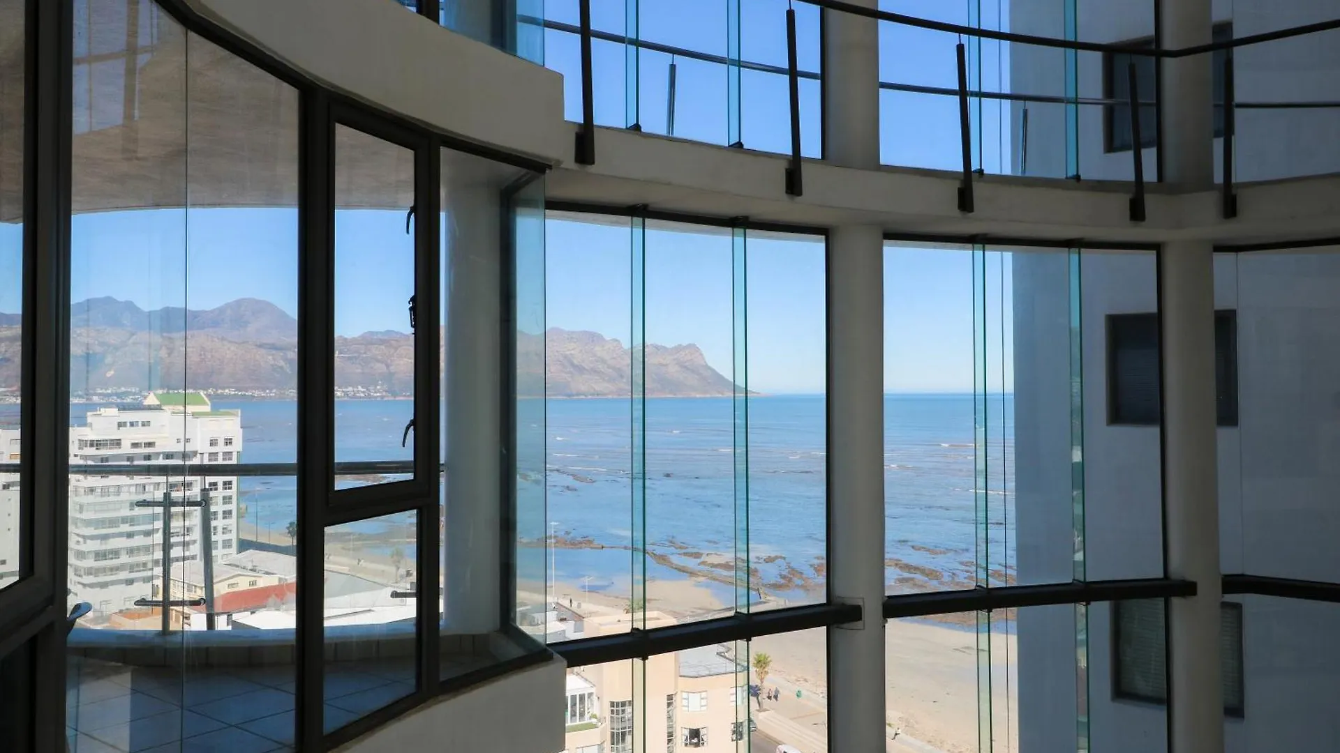 1401 Hibernian Towers Luxury Self Catering Apartment Strand Western Cape South Africa ケープタウン 南アフリカ